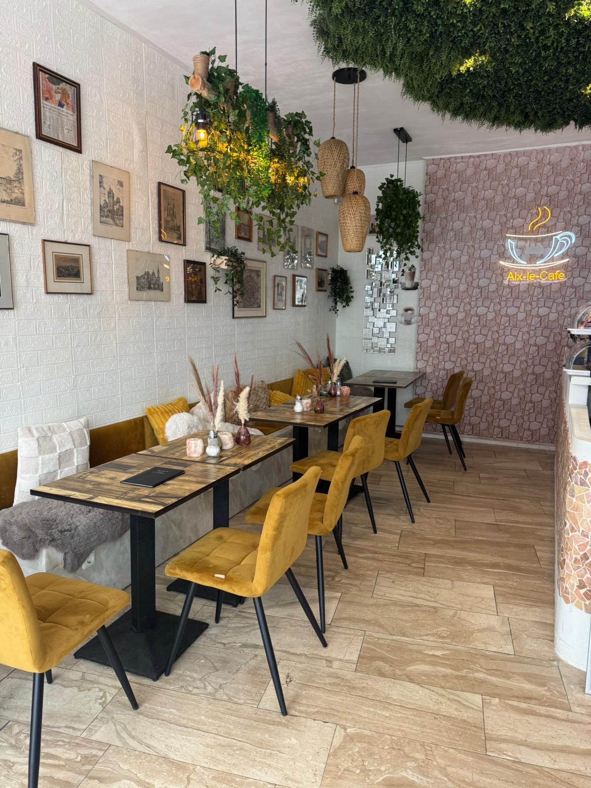 Café-Innenraum, senfgelbe Stühle